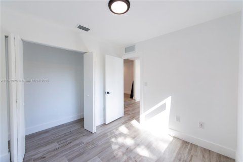 Villa ou maison à louer à Miami, Floride: 2 chambres, 92.16 m2 № 1946738 - photo 4