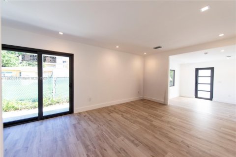 Villa ou maison à louer à Miami, Floride: 2 chambres, 92.16 m2 № 1946738 - photo 11