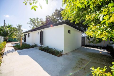 Villa ou maison à louer à Miami, Floride: 2 chambres, 92.16 m2 № 1946738 - photo 15