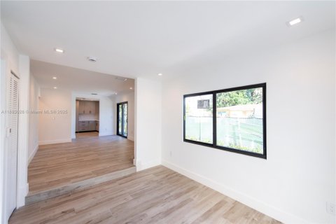 Villa ou maison à louer à Miami, Floride: 2 chambres, 92.16 m2 № 1946738 - photo 5