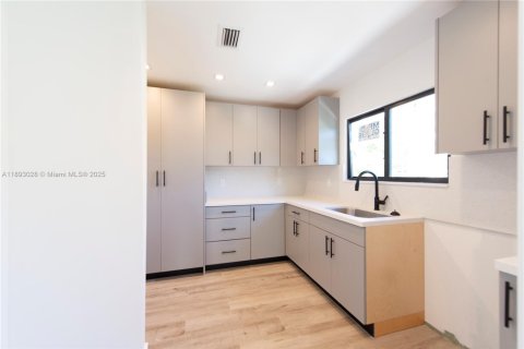 Villa ou maison à louer à Miami, Floride: 2 chambres, 92.16 m2 № 1946738 - photo 8