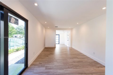 Villa ou maison à louer à Miami, Floride: 2 chambres, 92.16 m2 № 1946738 - photo 10