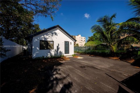 Villa ou maison à louer à Miami, Floride: 2 chambres, 92.16 m2 № 1946738 - photo 2