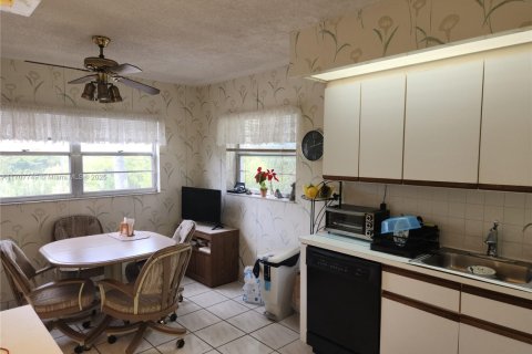 Condo in Pembroke Pines, Florida, 2 bedrooms  № 1811529 - photo 7