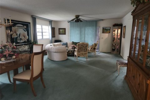 Condo in Pembroke Pines, Florida, 2 bedrooms  № 1811529 - photo 3