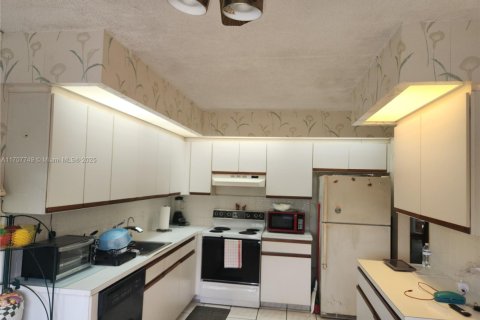 Condo in Pembroke Pines, Florida, 2 bedrooms  № 1811529 - photo 8