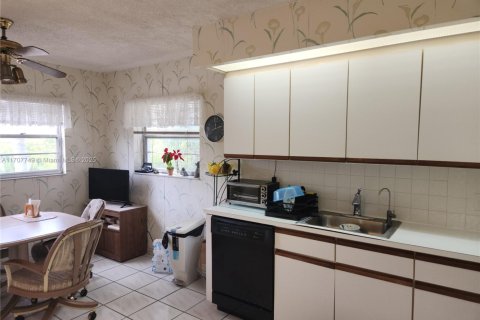 Condo in Pembroke Pines, Florida, 2 bedrooms  № 1811529 - photo 6