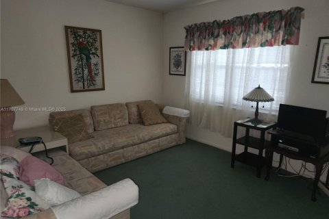 Condo in Pembroke Pines, Florida, 2 bedrooms  № 1811529 - photo 12