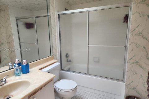 Condo in Pembroke Pines, Florida, 2 bedrooms  № 1811529 - photo 11