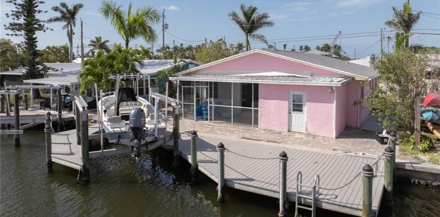 House in Matlacha, Florida 2 bedrooms, 88.35 sq.m. № 1655833