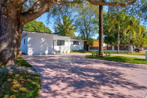 House in Miami, Florida 3 bedrooms, 140.56 sq.m. № 2019672