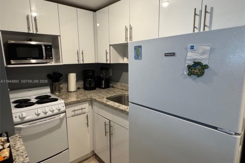 Condo in Miami Beach, Florida, 1 bedroom  № 2001487 - photo 11