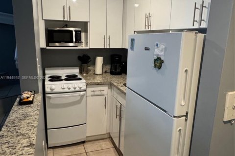 Condo in Miami Beach, Florida, 1 bedroom  № 2001487 - photo 10