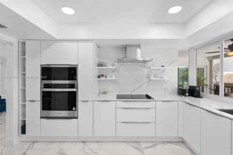 House in Hollywood, Florida 4 bedrooms, 161.19 sq.m. № 1708056 - photo 13