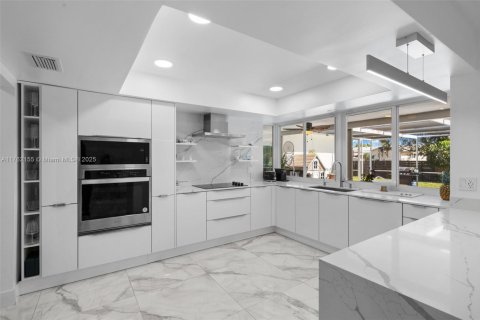 House in Hollywood, Florida 4 bedrooms, 161.19 sq.m. № 1708056 - photo 12