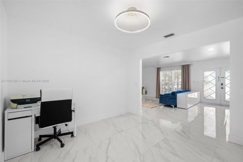 House in Hollywood, Florida 4 bedrooms, 161.19 sq.m. № 1708056 - photo 10