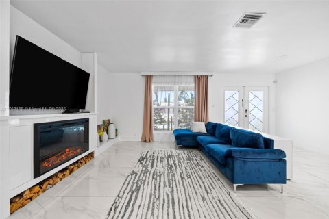 House in Hollywood, Florida 4 bedrooms, 161.19 sq.m. № 1708056 - photo 8
