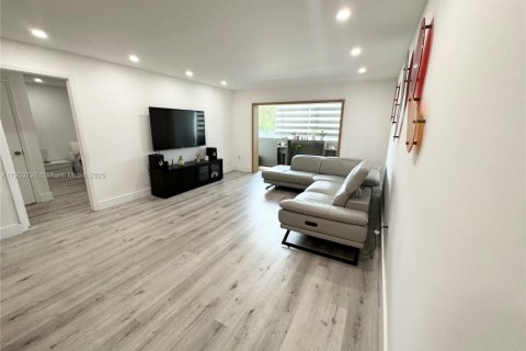 Condominio en venta en Hialeah, Florida, 3 dormitorios, 118.73 m2 № 1954612 - foto 7