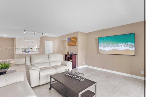 Condo in Davie, Florida, 2 bedrooms  № 1992787 - photo 13