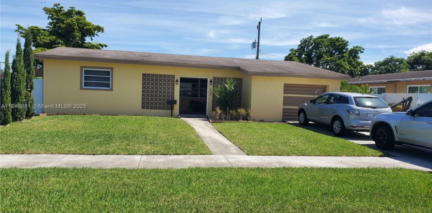 House in Miami Gardens, Florida 3 bedrooms, 126.9 sq.m. № 1842638