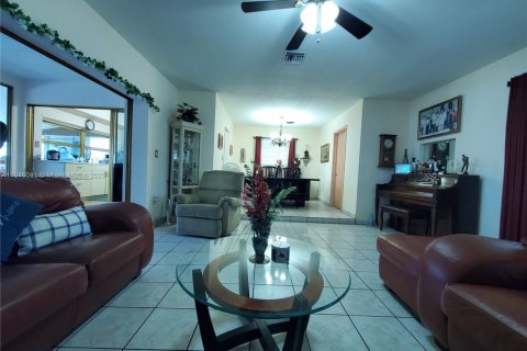 House in Miami Gardens, Florida 3 bedrooms, 126.9 sq.m. № 1842638 - photo 6