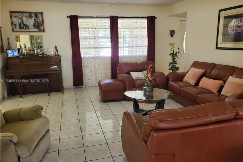 House in Miami Gardens, Florida 3 bedrooms, 126.9 sq.m. № 1842638 - photo 3