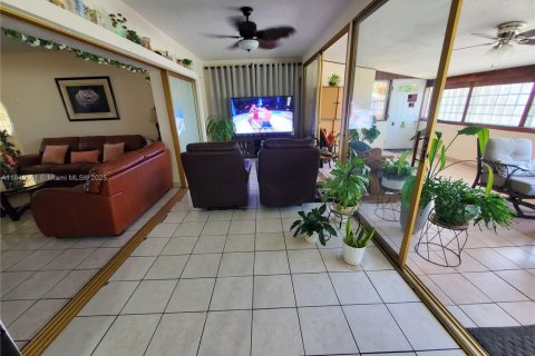 House in Miami Gardens, Florida 3 bedrooms, 126.9 sq.m. № 1842638 - photo 8