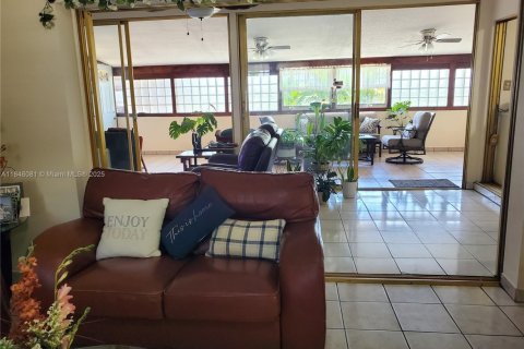 House in Miami Gardens, Florida 3 bedrooms, 126.9 sq.m. № 1842638 - photo 7