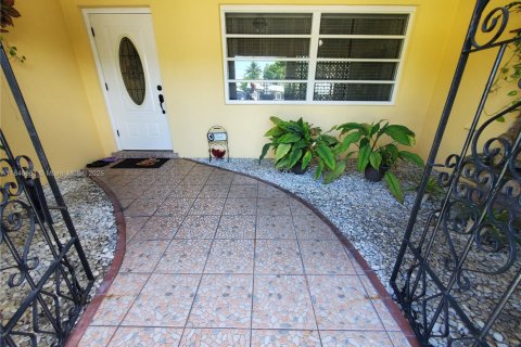 House in Miami Gardens, Florida 3 bedrooms, 126.9 sq.m. № 1842638 - photo 2
