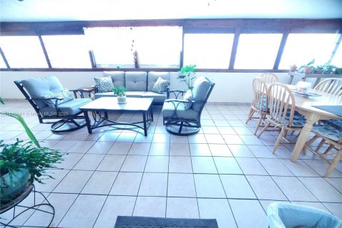 House in Miami Gardens, Florida 3 bedrooms, 126.9 sq.m. № 1842638 - photo 13