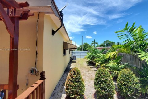 House in Miami Gardens, Florida 3 bedrooms, 126.9 sq.m. № 1842638 - photo 15