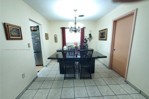 House in Miami Gardens, Florida 3 bedrooms, 126.9 sq.m. № 1842638 - photo 9