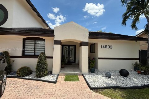 Villa ou maison à vendre à Miami, Floride: 5 chambres, 207.17 m2 № 2086078 - photo 3