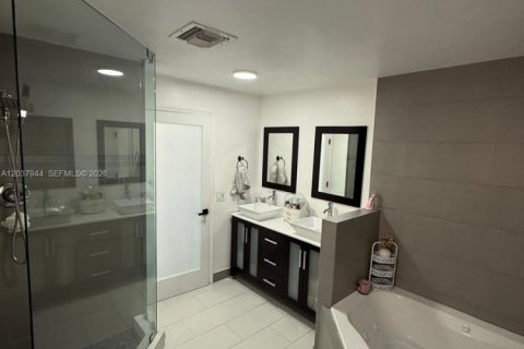 Villa ou maison à vendre à Miami, Floride: 5 chambres, 207.17 m2 № 2086078 - photo 22
