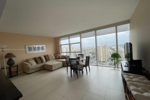 Condo in Hallandale Beach, Florida, 1 bedroom  № 1748021 - photo 2