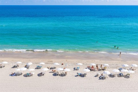 Condo in Hallandale Beach, Florida, 1 bedroom  № 1748021 - photo 20