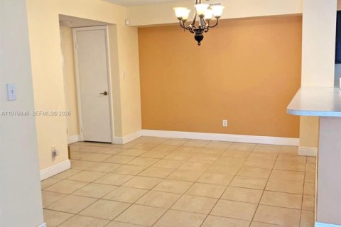 Copropriété à vendre à Hollywood, Floride: 2 chambres, 98.48 m2 № 2041716 - photo 4