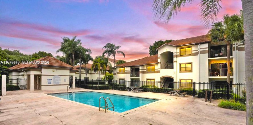 Condo à Hollywood, Floride, 2 chambres  № 2041716