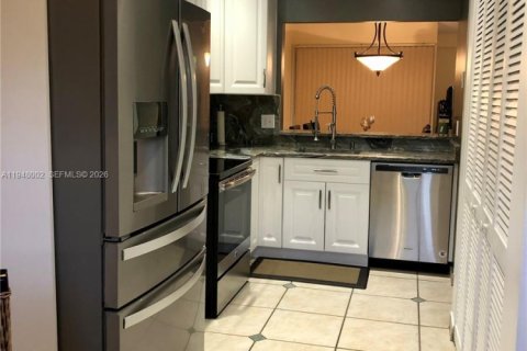 Townhouse in Hollywood, Florida 2 bedrooms, 106.84 sq.m. № 2005196 - photo 24