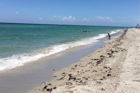 Townhouse in Hollywood, Florida 2 bedrooms, 106.84 sq.m. № 2005196 - photo 27