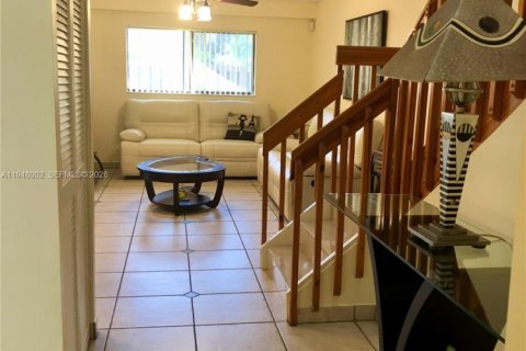 Townhouse in Hollywood, Florida 2 bedrooms, 106.84 sq.m. № 2005196 - photo 11