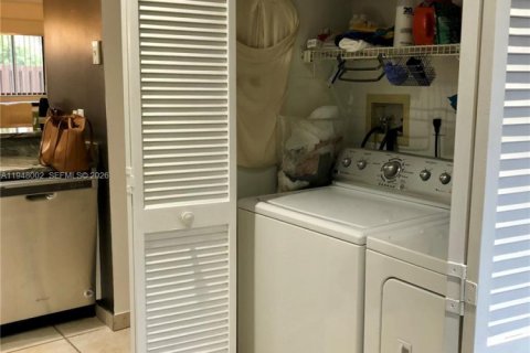 Townhouse in Hollywood, Florida 2 bedrooms, 106.84 sq.m. № 2005196 - photo 18