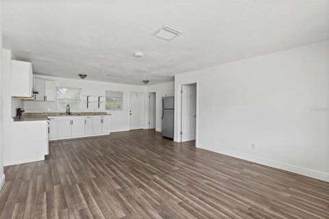 House in Titusville, Florida 4 bedrooms, 126.35 sq.m. № 1652109 - photo 17