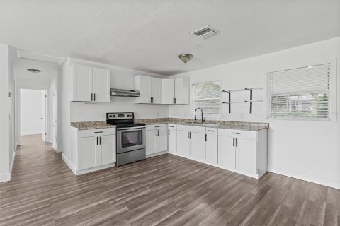 House in Titusville, Florida 4 bedrooms, 126.35 sq.m. № 1652109 - photo 2