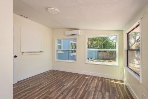 Casa en venta en Tampa, Florida, 4 dormitorios, 134.89 m2 № 1735312 - foto 9