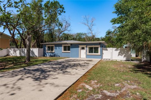 Casa en venta en Tampa, Florida, 4 dormitorios, 134.89 m2 № 1735312 - foto 1