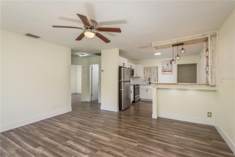 Casa en venta en Tampa, Florida, 4 dormitorios, 134.89 m2 № 1735312 - foto 3