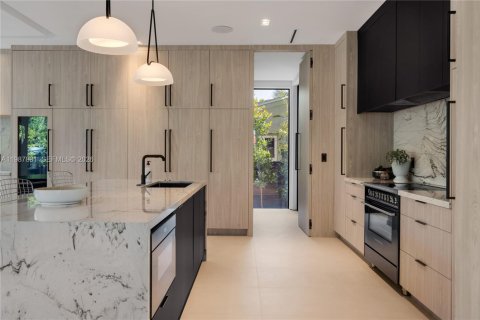 Casa en venta en Miami, Florida, 5 dormitorios, 391.12 m2 № 2057335 - foto 29