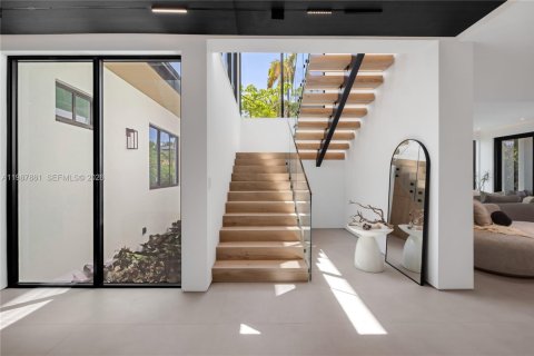 Casa en venta en Miami, Florida, 5 dormitorios, 391.12 m2 № 2057335 - foto 13