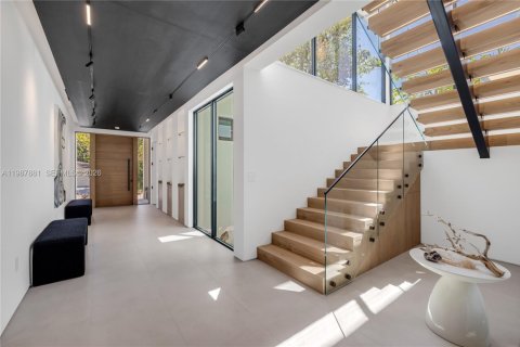 Casa en venta en Miami, Florida, 5 dormitorios, 391.12 m2 № 2057335 - foto 18